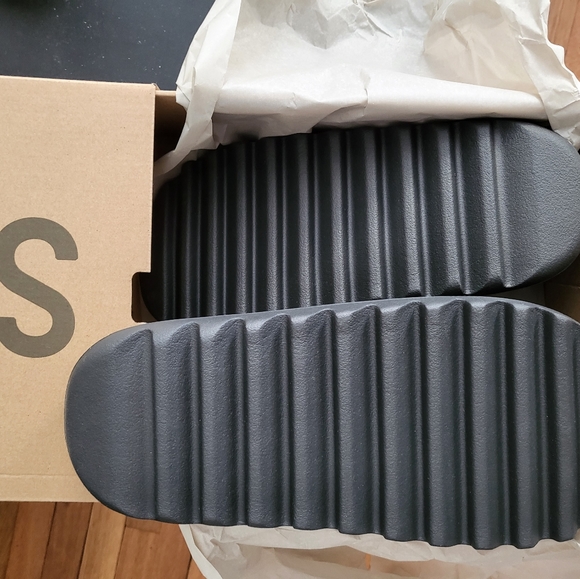 Yeezy Onyx Slides 100% Authentic - Picture 2 of 7